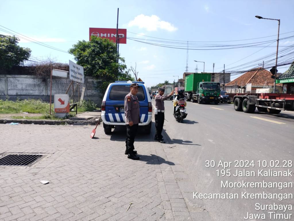 Polsek Krembangan Jaga Keamanan dan Antisipasi Kemacetan di Jalan Kalianak, Situasi Aman dan&nbsp;Terkendali