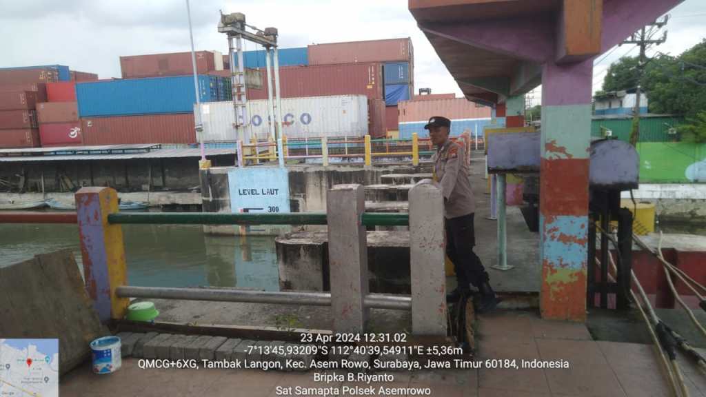 Polsek Asemrowo Cegah Adanya Potensi Banjir Melalui Pengecekan Debit Air di Rumah Pompa Balong&nbsp;II