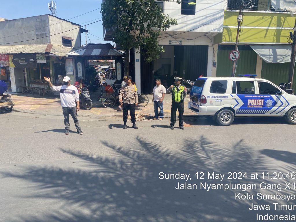 Polsek Semampir Siaga di Jalan Karang Tembok untuk Antisipasi Rombongan&nbsp;PSHW