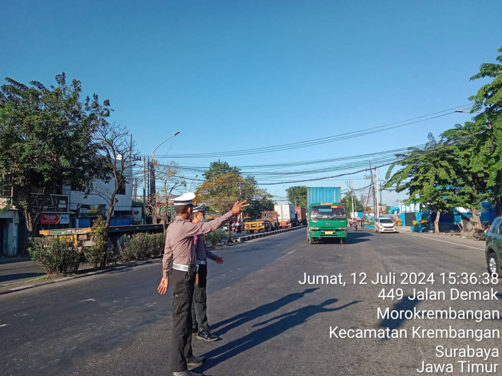 Polsek Krembangan Pengalihkan Arus Lalu Lintas dari Jalan Gresik ke Jalan&nbsp;Demak
