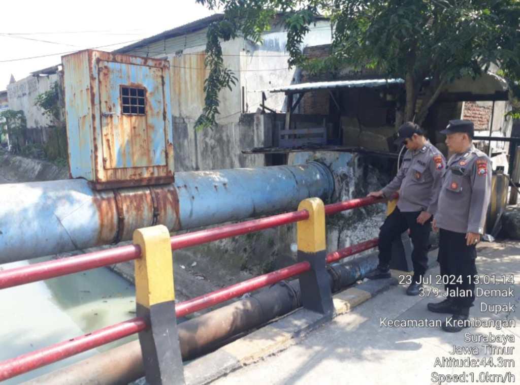 Polsek Krembangan Lakukan Patroli Pengecekan Debit Air Sungai di Jalan Salatiga