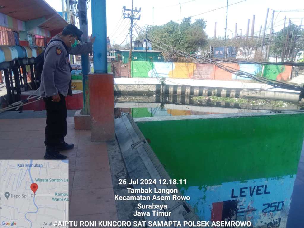Waspada Potensi Banjir dan Kenaikan Debit Air, Polsek Asemrowo Laksanakan Pengecekan di Rumah Air Balong&nbsp;II