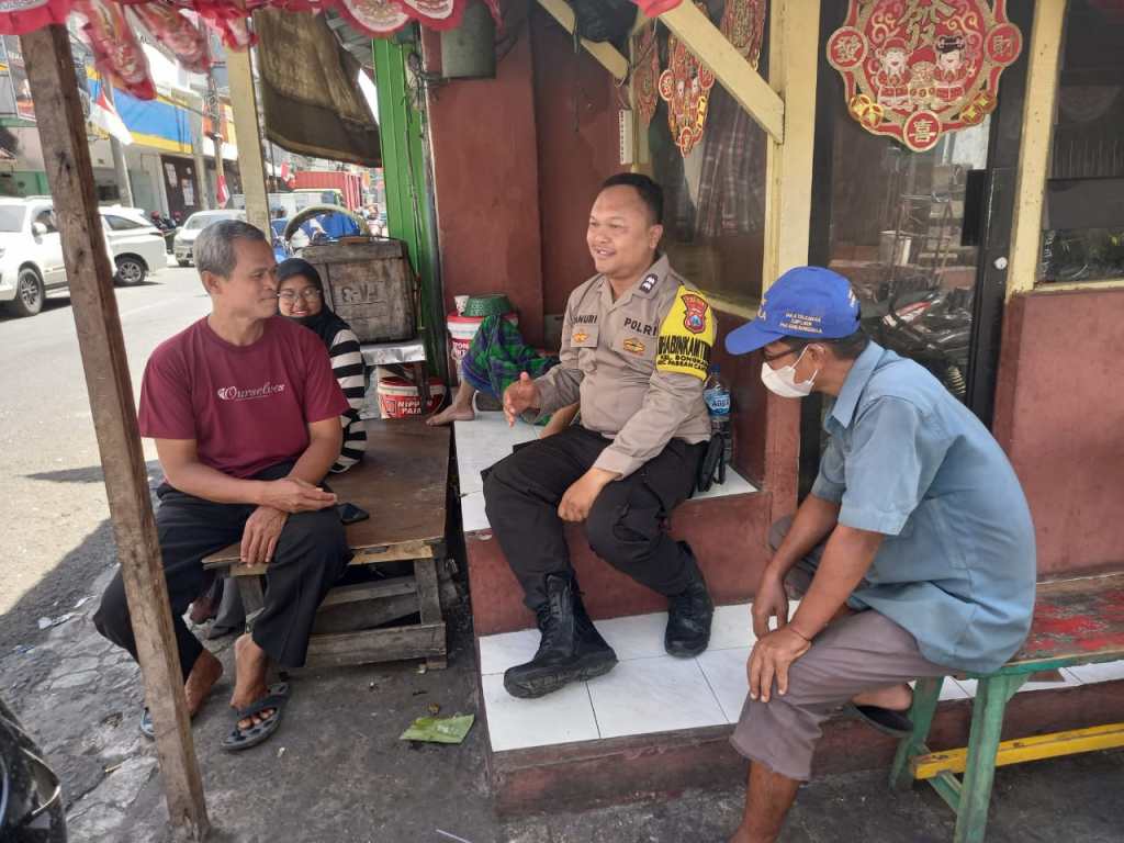 Bhabinkamtibmas dan Babinsa Nyamplungan Gelar Sambang Warga di Jalan Gili RW&nbsp;12