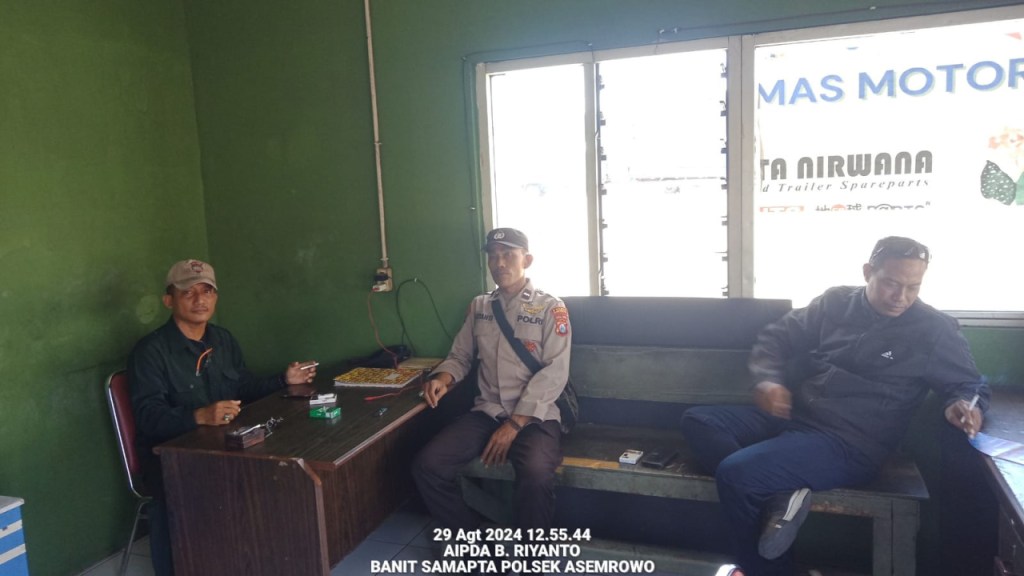 Polsek Asemrowo Lakukan Patroli di Pergudangan Tambak Langon Antisipasi Kerawanan&nbsp;3C