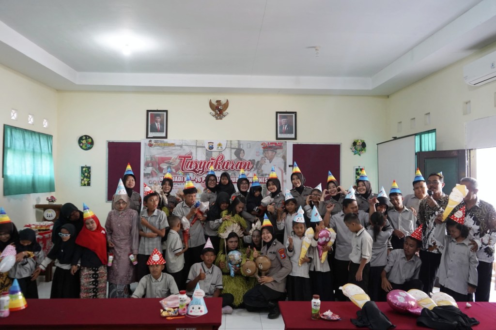 Peduli Kaum Difabel Polres Probolinggo Tasyakuran Hari Jadi Polwan ke – 76 di SLB&nbsp;Kraksaan